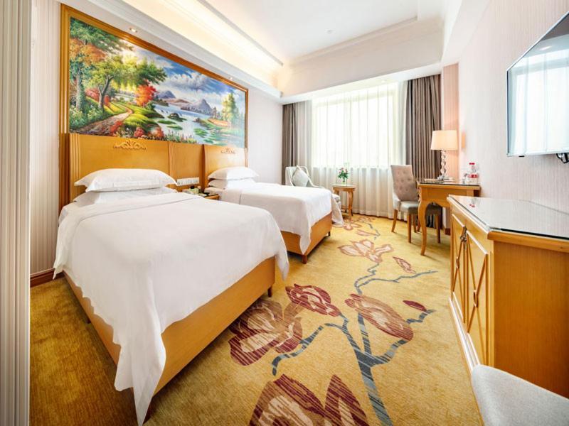Vienna Hotel Banxuegang Road Шеньчжень Екстер'єр фото
